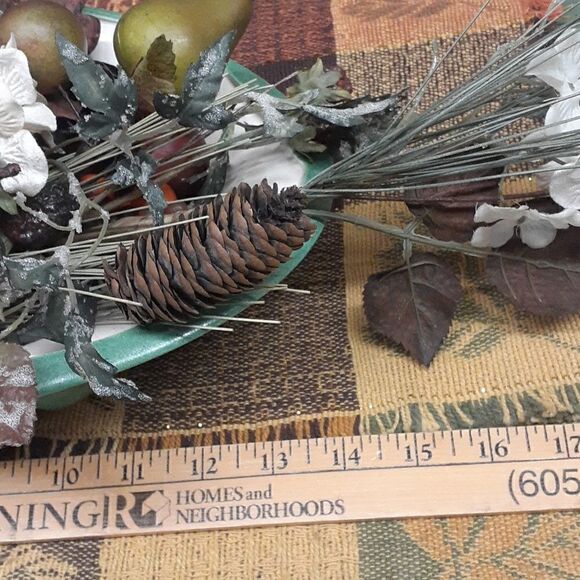 3 pc.bundle of Vintage ceramic cornacopia, (florals-no charge) and 2 placemats - Picture 10 of 12